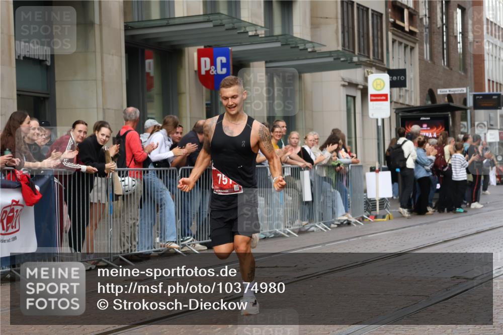 13.09.2026 - 21. swb-Marathon Bremen Strokosch-Dieckow http://msf.ph/oto/10374980 13.09.2026 12:28:24 Ziel 2054, 443, 614, 751 meine-sportfotos.de