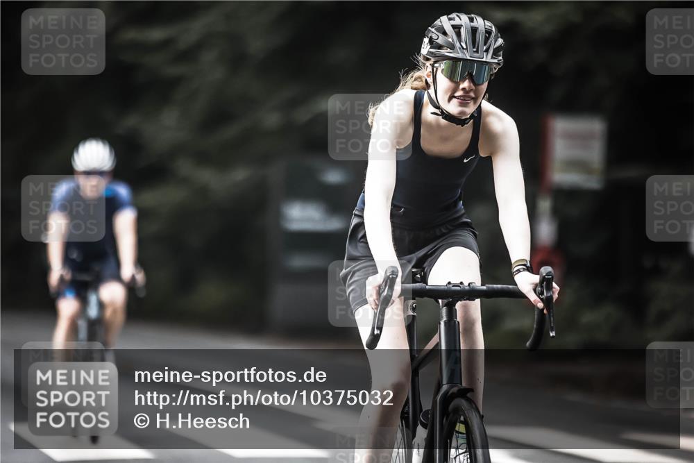 13.09.2026 - Stadtparktriathlon H.Heesch http://msf.ph/oto/10375032 13.09.2026 10:55:48 Radfahren 361, 470, 498 meine-sportfotos.de