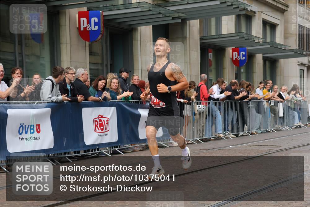 13.09.2026 - 21. swb-Marathon Bremen Strokosch-Dieckow http://msf.ph/oto/10375041 13.09.2026 12:28:25 Ziel 2054, 443, 614, 751 meine-sportfotos.de