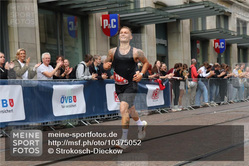 13.09.2026 - 21. swb-Marathon Bremen Strokosch-Dieckow http://msf.ph/oto/10375052 13.09.2026 12:28:25 Ziel 2054, 443, 614, 751 meine-sportfotos.de