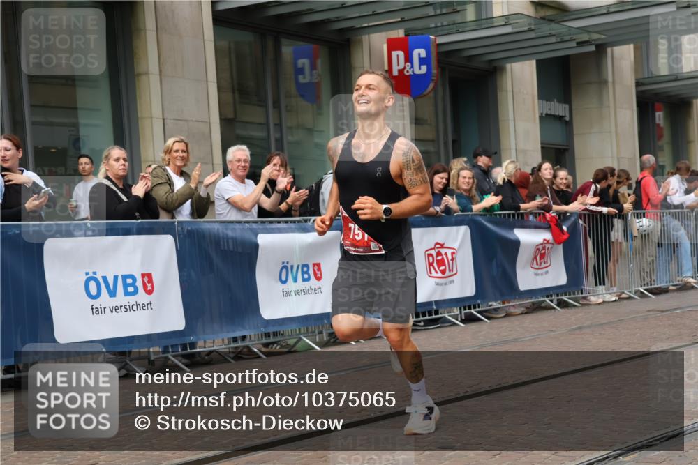 13.09.2026 - 21. swb-Marathon Bremen Strokosch-Dieckow http://msf.ph/oto/10375065 13.09.2026 12:28:26 Ziel 2054, 443, 614, 751 meine-sportfotos.de