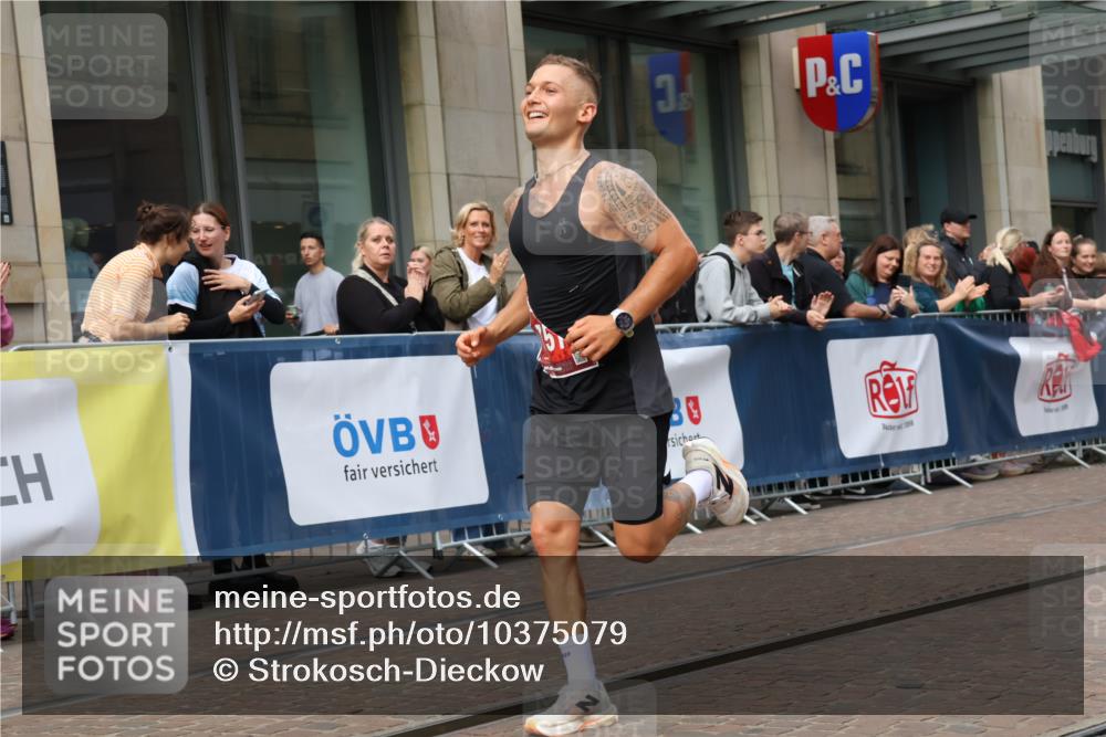 13.09.2026 - 21. swb-Marathon Bremen Strokosch-Dieckow http://msf.ph/oto/10375079 13.09.2026 12:28:26 Ziel 2054, 443, 614, 751 meine-sportfotos.de