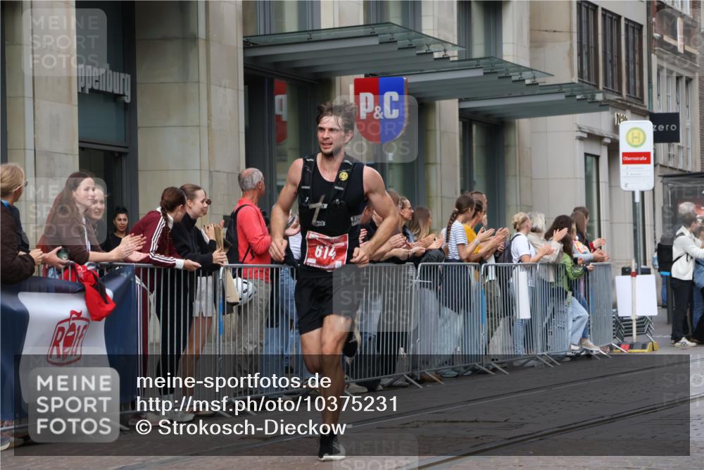 13.09.2026 - 21. swb-Marathon Bremen Strokosch-Dieckow http://msf.ph/oto/10375231 13.09.2026 12:28:32 Ziel 317, 796, 1046, 443, 614, 751, 2054 meine-sportfotos.de