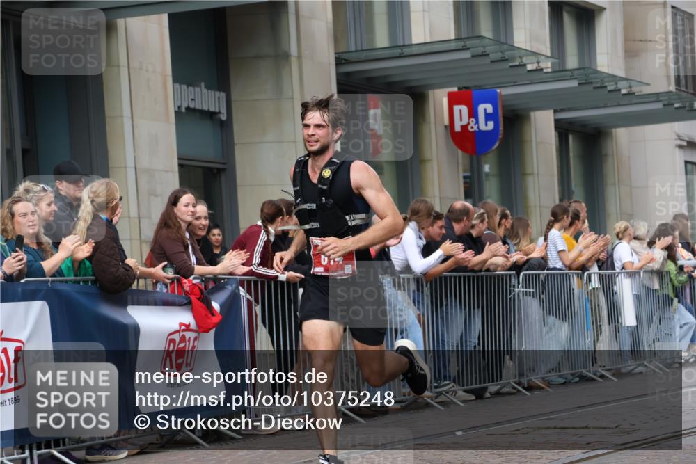 13.09.2026 - 21. swb-Marathon Bremen Strokosch-Dieckow http://msf.ph/oto/10375248 13.09.2026 12:28:32 Ziel 317, 796, 1046, 443, 614, 751, 2054 meine-sportfotos.de