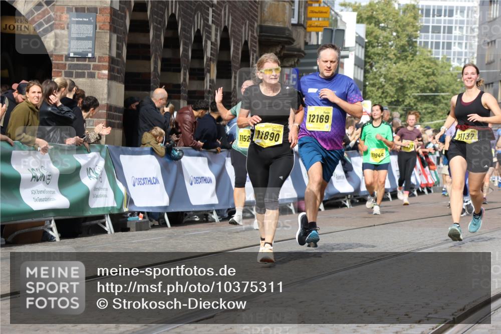 13.09.2026 - 21. swb-Marathon Bremen Strokosch-Dieckow http://msf.ph/oto/10375311 13.09.2026 11:02:37 Ziel 10153, 10154, 10173, 10273, 10274, 10278, 10331, 10338, 10439, 10473, 10636, 10738, 10885, 10915, 10943, 11249, 11505, 11576, 11811, 11853, 11886, 12042, 12094, 12134, 12135, 12437, 10190, 10296, 10633, 10783, 10945, 10954, 10955, 10985, 11096, 11107, 11564, 11701, 11719, 11730, 11776, 11785, 12071, 12154, 12247, 12451, 12465 meine-sportfotos.de