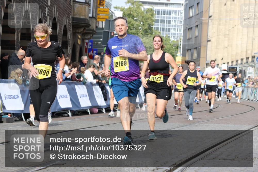 13.09.2026 - 21. swb-Marathon Bremen Strokosch-Dieckow http://msf.ph/oto/10375327 13.09.2026 11:02:38 Ziel 10153, 10154, 10173, 10273, 10274, 10278, 10331, 10338, 10439, 10473, 10636, 10738, 10885, 10915, 10943, 11249, 11505, 11576, 11811, 11853, 11886, 12042, 12094, 12134, 12135, 12437, 10190, 10296, 10633, 10783, 10945, 10954, 10955, 10985, 11096, 11107, 11564, 11701, 11719, 11730, 11776, 11785, 12071, 12154, 12247, 12451, 12465 meine-sportfotos.de