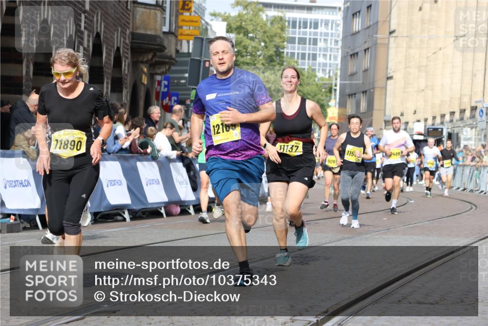 13.09.2026 - 21. swb-Marathon Bremen Strokosch-Dieckow http://msf.ph/oto/10375343 13.09.2026 11:02:38 Ziel 10153, 10154, 10173, 10273, 10274, 10278, 10331, 10338, 10439, 10473, 10636, 10738, 10885, 10915, 10943, 11249, 11505, 11576, 11811, 11853, 11886, 12042, 12094, 12134, 12135, 12437, 10190, 10296, 10633, 10783, 10945, 10954, 10955, 10985, 11096, 11107, 11564, 11701, 11719, 11730, 11776, 11785, 12071, 12154, 12247, 12451, 12465 meine-sportfotos.de