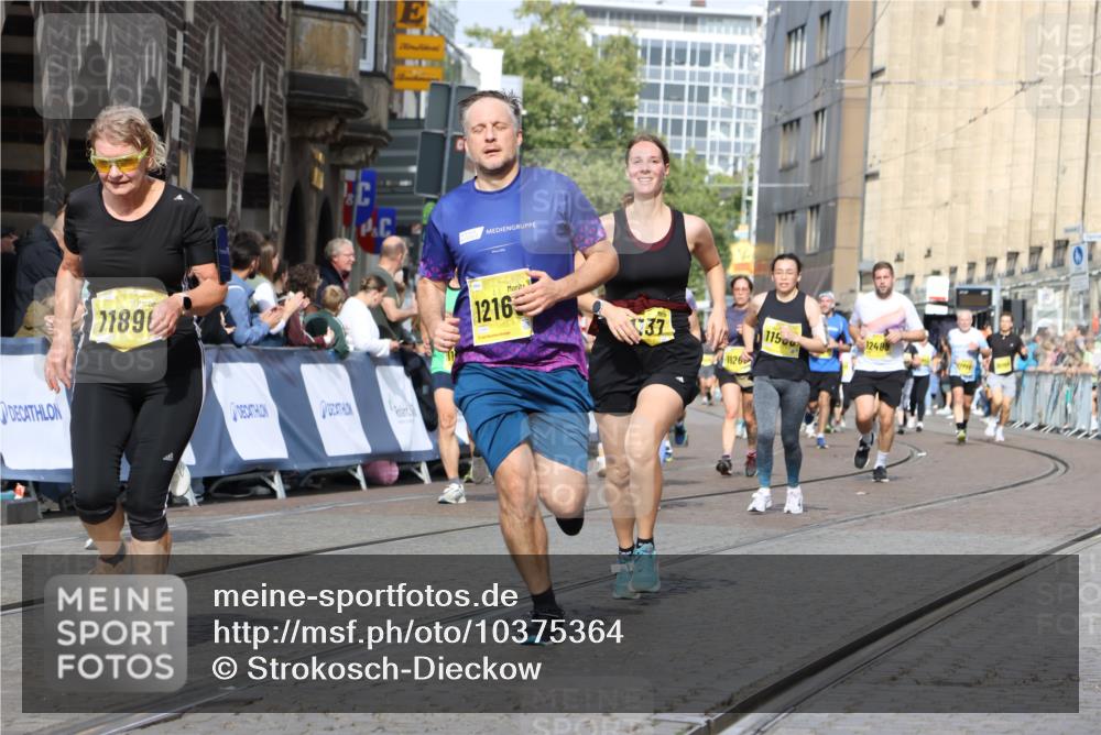 13.09.2026 - 21. swb-Marathon Bremen Strokosch-Dieckow http://msf.ph/oto/10375364 13.09.2026 11:02:38 Ziel 10153, 10154, 10173, 10273, 10274, 10278, 10331, 10338, 10439, 10473, 10636, 10738, 10885, 10915, 10943, 11249, 11505, 11576, 11811, 11853, 11886, 12042, 12094, 12134, 12135, 12437, 10190, 10296, 10633, 10783, 10945, 10954, 10955, 10985, 11096, 11107, 11564, 11701, 11719, 11730, 11776, 11785, 12071, 12154, 12247, 12451, 12465 meine-sportfotos.de