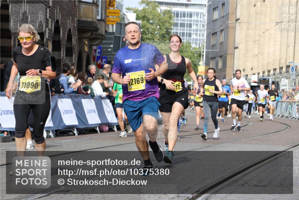 13.09.2026 - 21. swb-Marathon Bremen Strokosch-Dieckow http://msf.ph/oto/10375380 13.09.2026 11:02:38 Ziel 10153, 10154, 10173, 10273, 10274, 10278, 10331, 10338, 10439, 10473, 10636, 10738, 10885, 10915, 10943, 11249, 11505, 11576, 11811, 11853, 11886, 12042, 12094, 12134, 12135, 12437, 10190, 10296, 10633, 10783, 10945, 10954, 10955, 10985, 11096, 11107, 11564, 11701, 11719, 11730, 11776, 11785, 12071, 12154, 12247, 12451, 12465 meine-sportfotos.de
