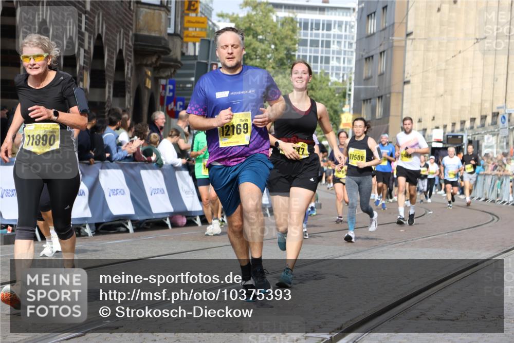 13.09.2026 - 21. swb-Marathon Bremen Strokosch-Dieckow http://msf.ph/oto/10375393 13.09.2026 11:02:38 Ziel 10153, 10154, 10173, 10273, 10274, 10278, 10331, 10338, 10439, 10473, 10636, 10738, 10885, 10915, 10943, 11249, 11505, 11576, 11811, 11853, 11886, 12042, 12094, 12134, 12135, 12437, 10190, 10296, 10633, 10783, 10945, 10954, 10955, 10985, 11096, 11107, 11564, 11701, 11719, 11730, 11776, 11785, 12071, 12154, 12247, 12451, 12465 meine-sportfotos.de