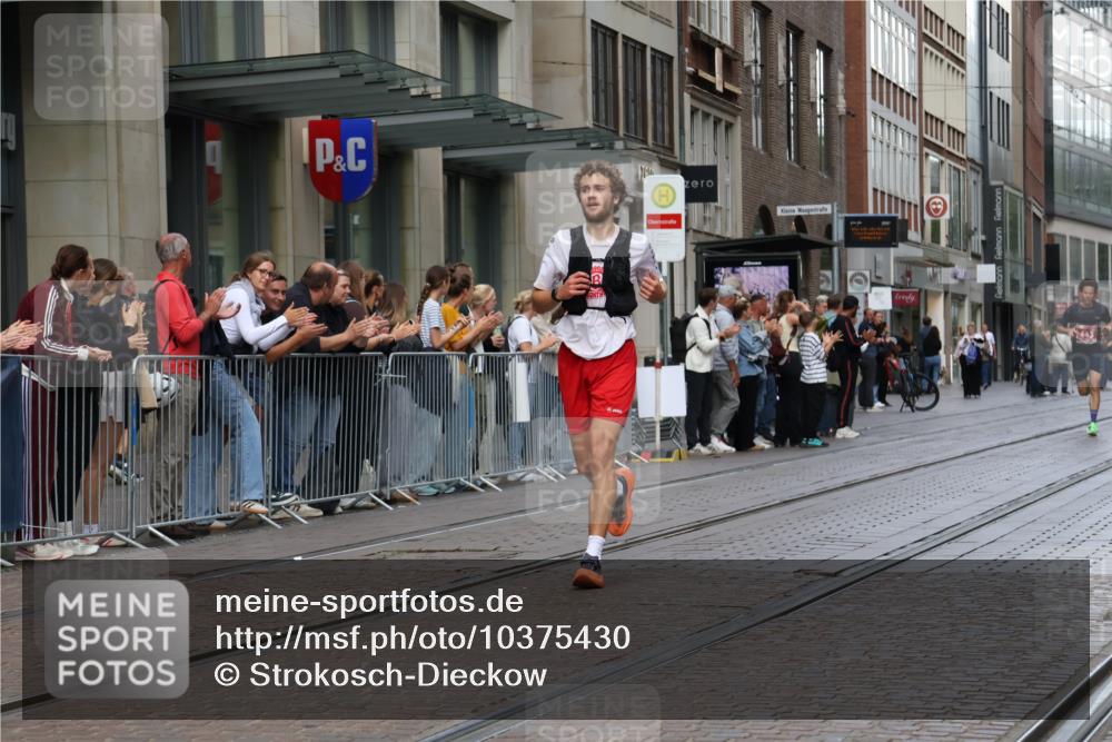13.09.2026 - 21. swb-Marathon Bremen Strokosch-Dieckow http://msf.ph/oto/10375430 13.09.2026 12:28:40 Ziel 317, 608, 796, 1046, 443, 614, 2054 meine-sportfotos.de