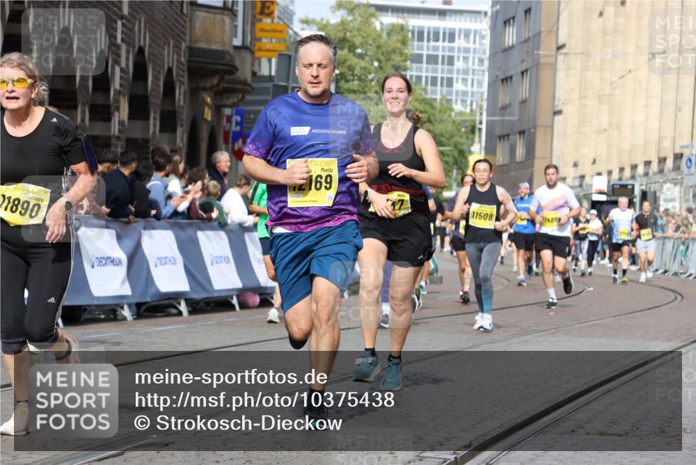 13.09.2026 - 21. swb-Marathon Bremen Strokosch-Dieckow http://msf.ph/oto/10375438 13.09.2026 11:02:38 Ziel 10153, 10154, 10173, 10273, 10274, 10278, 10331, 10338, 10439, 10473, 10636, 10738, 10885, 10915, 10943, 11249, 11505, 11576, 11811, 11853, 11886, 12042, 12094, 12134, 12135, 12437, 10190, 10296, 10633, 10783, 10945, 10954, 10955, 10985, 11096, 11107, 11564, 11701, 11719, 11730, 11776, 11785, 12071, 12154, 12247, 12451, 12465 meine-sportfotos.de
