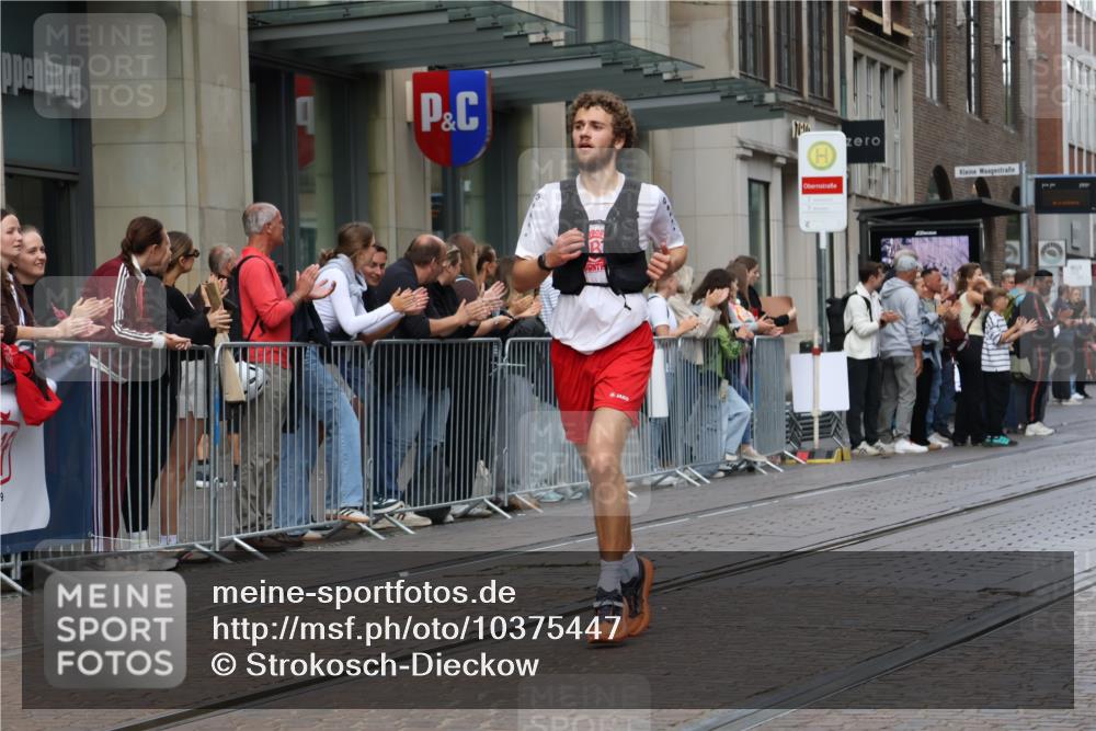 13.09.2026 - 21. swb-Marathon Bremen Strokosch-Dieckow http://msf.ph/oto/10375447 13.09.2026 12:28:40 Ziel 317, 608, 796, 1046, 443, 614, 2054 meine-sportfotos.de
