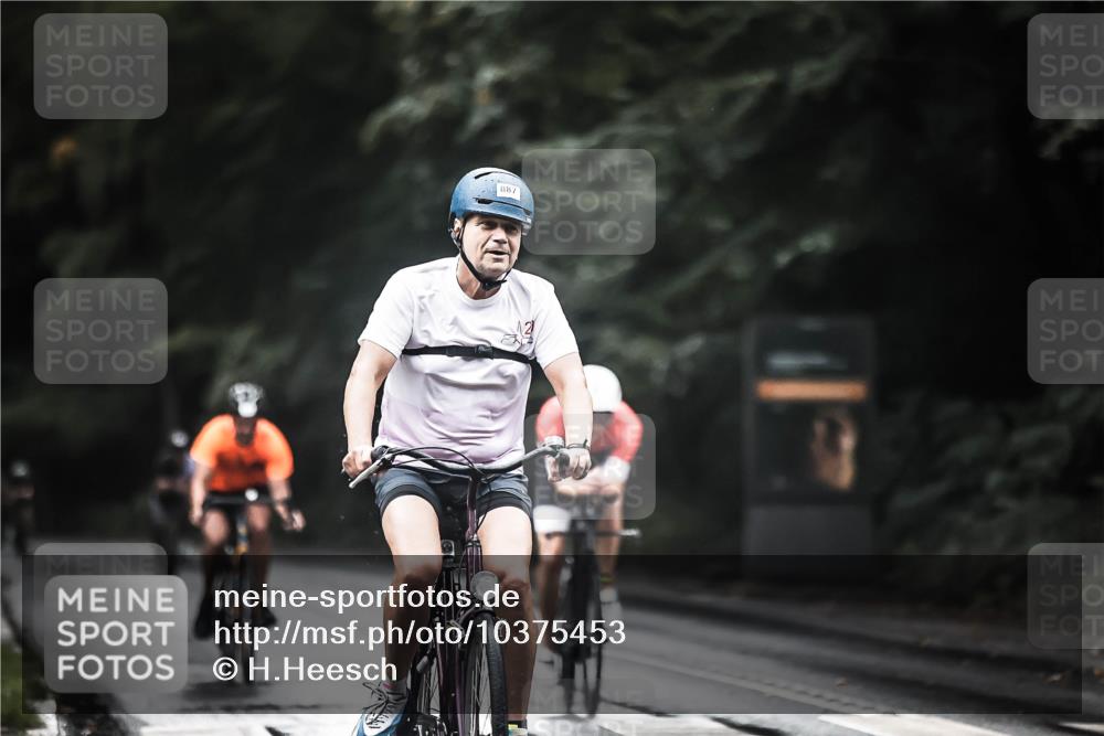 13.09.2026 - Stadtparktriathlon H.Heesch http://msf.ph/oto/10375453 13.09.2026 12:14:19 Radfahren 887, 899, 975, 1017 meine-sportfotos.de