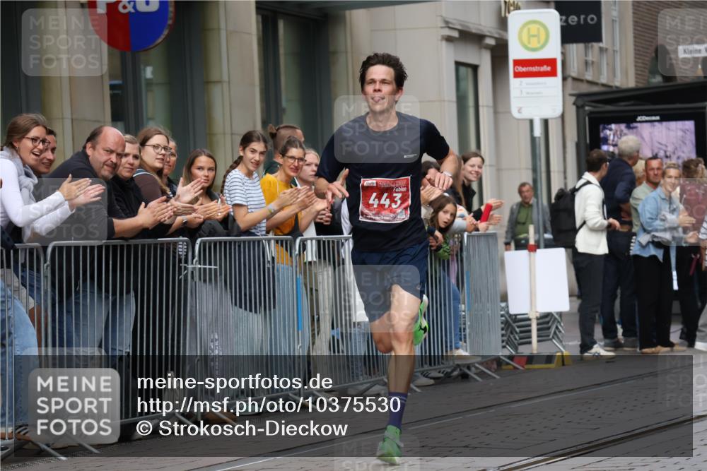 13.09.2026 - 21. swb-Marathon Bremen Strokosch-Dieckow http://msf.ph/oto/10375530 13.09.2026 12:28:44 Ziel 317, 608, 796, 1046, 443, 2054 meine-sportfotos.de