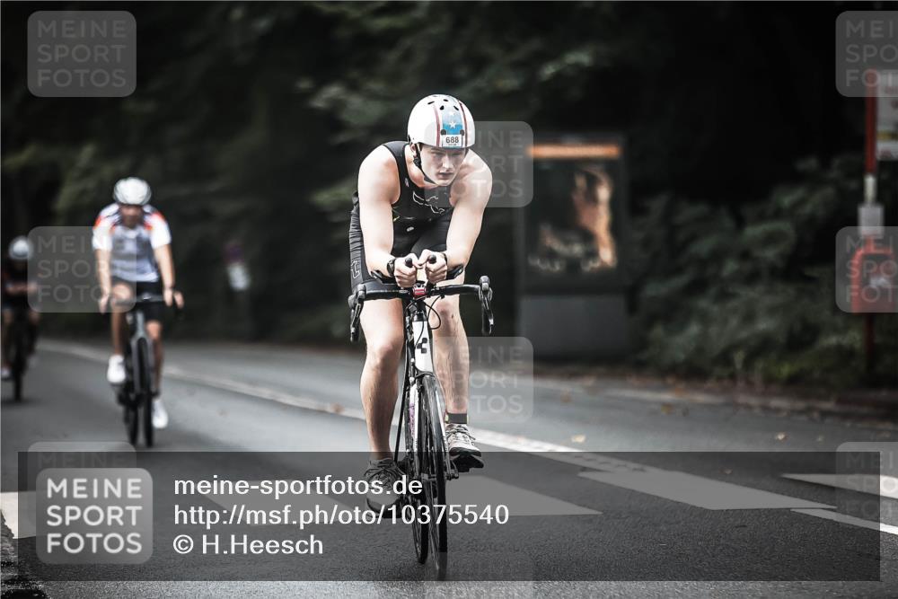 13.09.2026 - Stadtparktriathlon H.Heesch http://msf.ph/oto/10375540 13.09.2026 10:56:35 Radfahren 413, 670, 679, 688 meine-sportfotos.de
