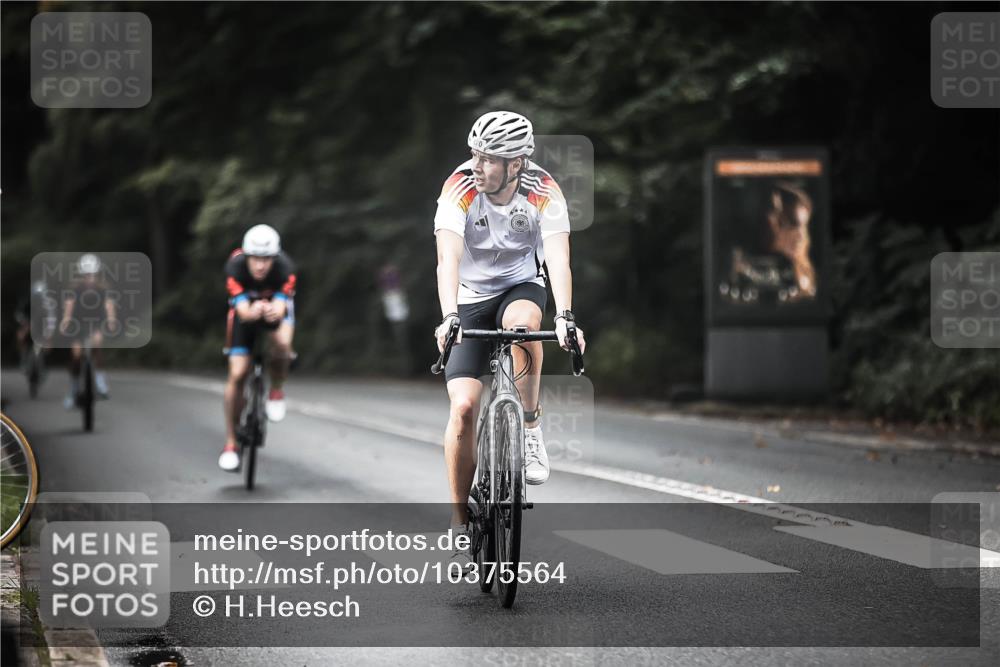 13.09.2026 - Stadtparktriathlon H.Heesch http://msf.ph/oto/10375564 13.09.2026 10:56:37 Radfahren 413, 443, 670, 679, 688 meine-sportfotos.de
