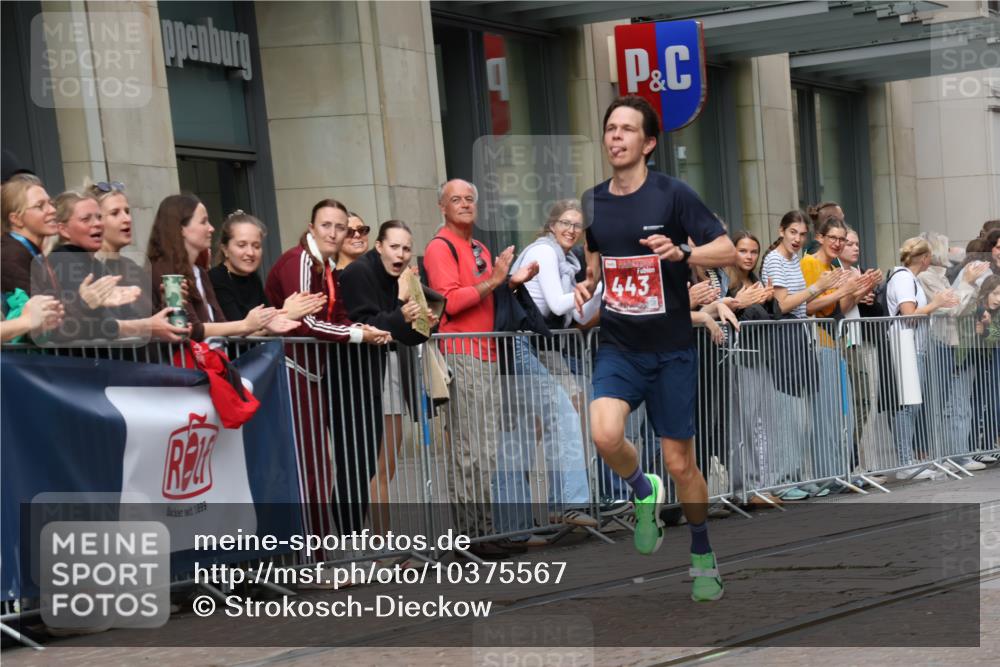 13.09.2026 - 21. swb-Marathon Bremen Strokosch-Dieckow http://msf.ph/oto/10375567 13.09.2026 12:28:44 Ziel 317, 608, 796, 1046, 443, 2054 meine-sportfotos.de