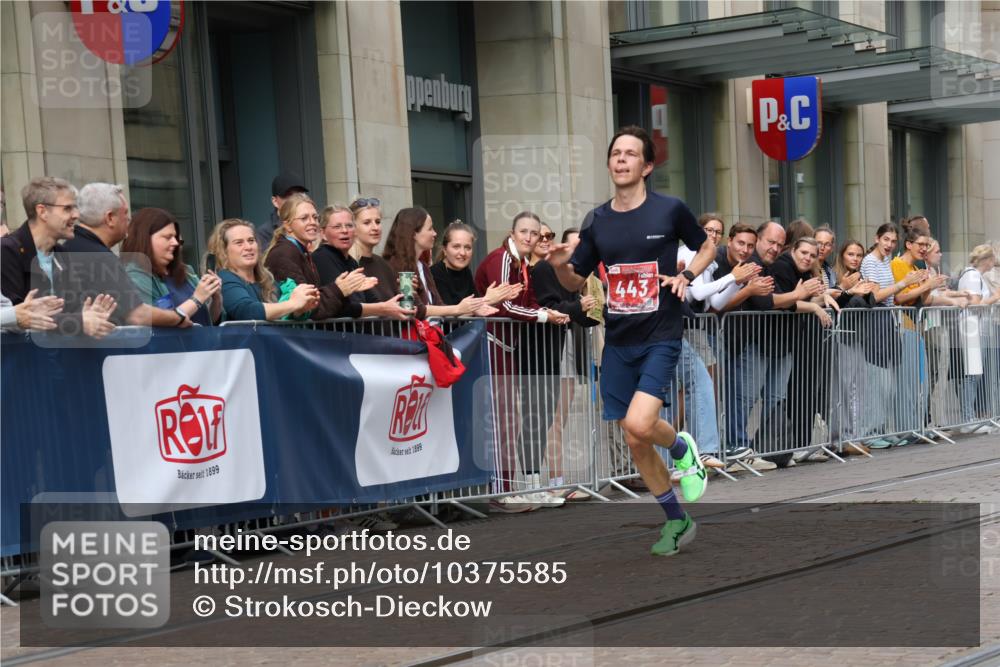 13.09.2026 - 21. swb-Marathon Bremen Strokosch-Dieckow http://msf.ph/oto/10375585 13.09.2026 12:28:45 Ziel 317, 608, 796, 1046, 443, 2054 meine-sportfotos.de
