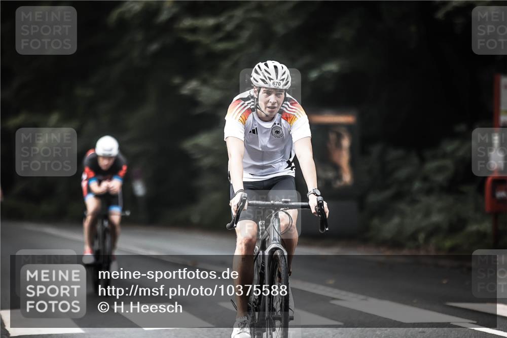 13.09.2026 - Stadtparktriathlon H.Heesch http://msf.ph/oto/10375588 13.09.2026 10:56:37 Radfahren 413, 443, 670, 679, 688 meine-sportfotos.de