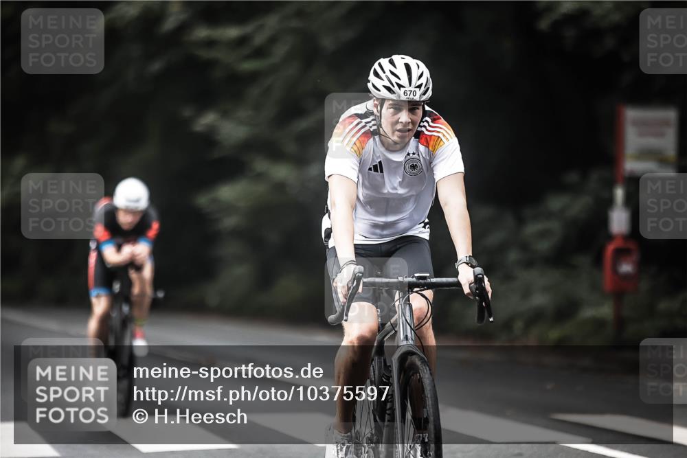 13.09.2026 - Stadtparktriathlon H.Heesch http://msf.ph/oto/10375597 13.09.2026 10:56:37 Radfahren 413, 443, 670, 679, 688 meine-sportfotos.de