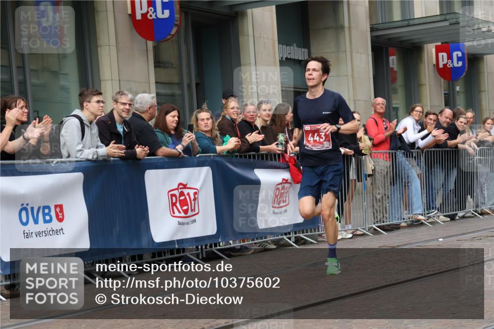 13.09.2026 - 21. swb-Marathon Bremen Strokosch-Dieckow http://msf.ph/oto/10375602 13.09.2026 12:28:45 Ziel 317, 608, 796, 1046, 443, 2054 meine-sportfotos.de