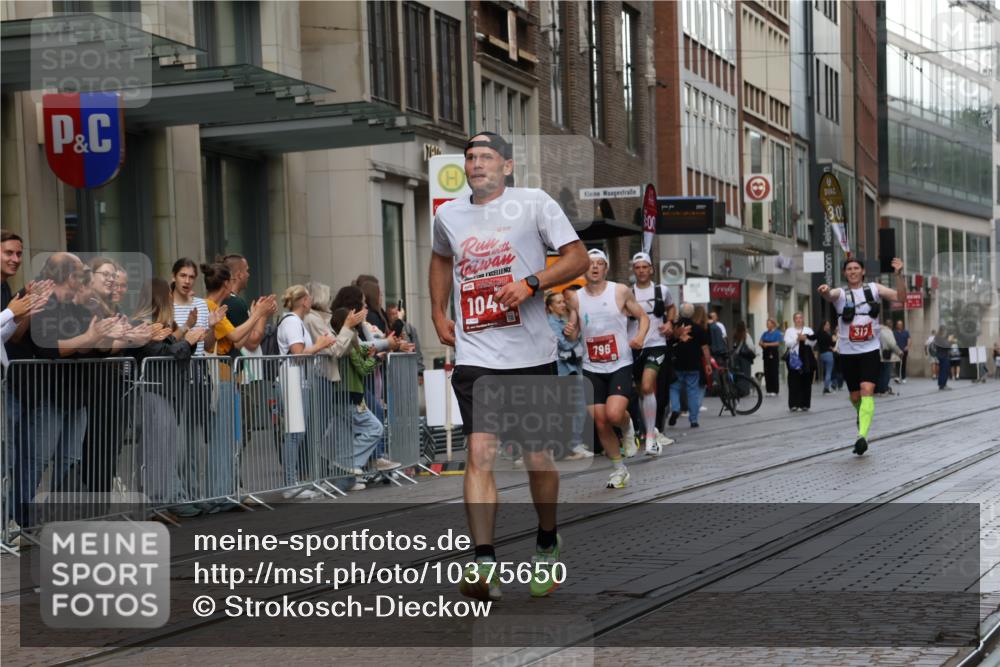 13.09.2026 - 21. swb-Marathon Bremen Strokosch-Dieckow http://msf.ph/oto/10375650 13.09.2026 12:29:06 Ziel 1651, 317, 608, 796, 1046 meine-sportfotos.de