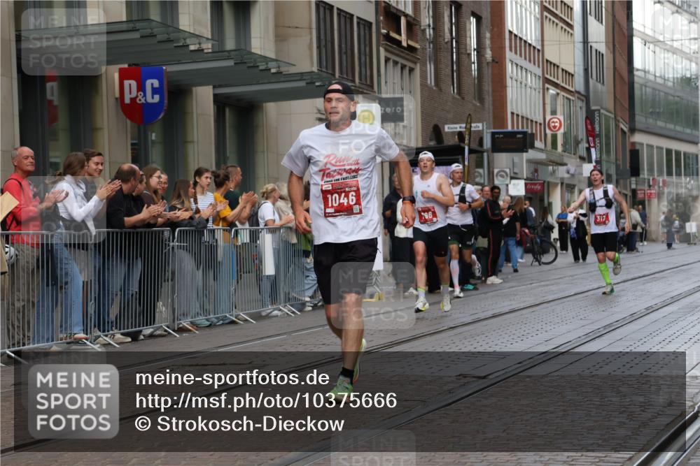13.09.2026 - 21. swb-Marathon Bremen Strokosch-Dieckow http://msf.ph/oto/10375666 13.09.2026 12:29:07 Ziel 821, 1651, 317, 608, 796, 1046 meine-sportfotos.de