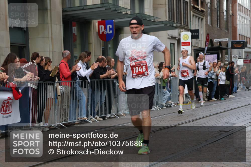 13.09.2026 - 21. swb-Marathon Bremen Strokosch-Dieckow http://msf.ph/oto/10375686 13.09.2026 12:29:08 Ziel 821, 1651, 317, 608, 796, 1046 meine-sportfotos.de