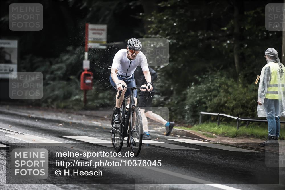 13.09.2026 - Stadtparktriathlon H.Heesch http://msf.ph/oto/10376045 13.09.2026 12:15:35 Radfahren 832, 966, 1011 meine-sportfotos.de