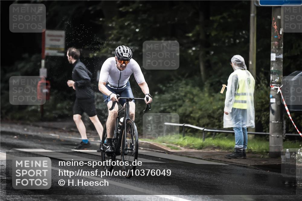 13.09.2026 - Stadtparktriathlon H.Heesch http://msf.ph/oto/10376049 13.09.2026 12:15:35 Radfahren 832, 966, 1011 meine-sportfotos.de