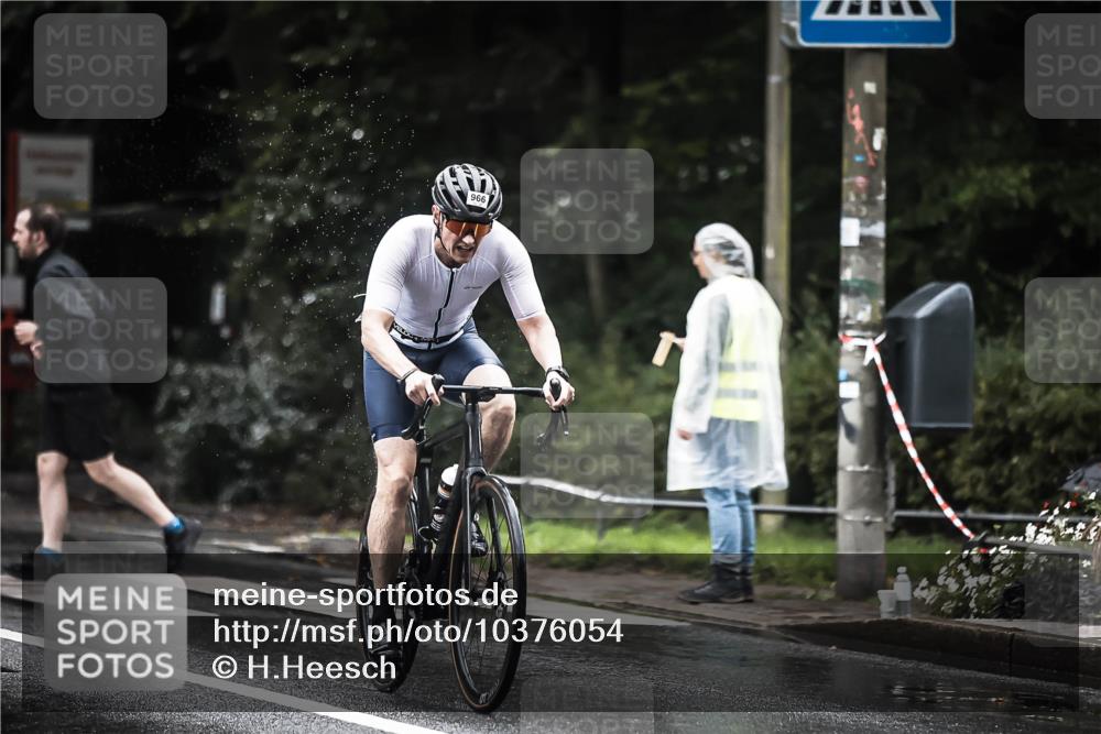 13.09.2026 - Stadtparktriathlon H.Heesch http://msf.ph/oto/10376054 13.09.2026 12:15:35 Radfahren 832, 966, 1011 meine-sportfotos.de