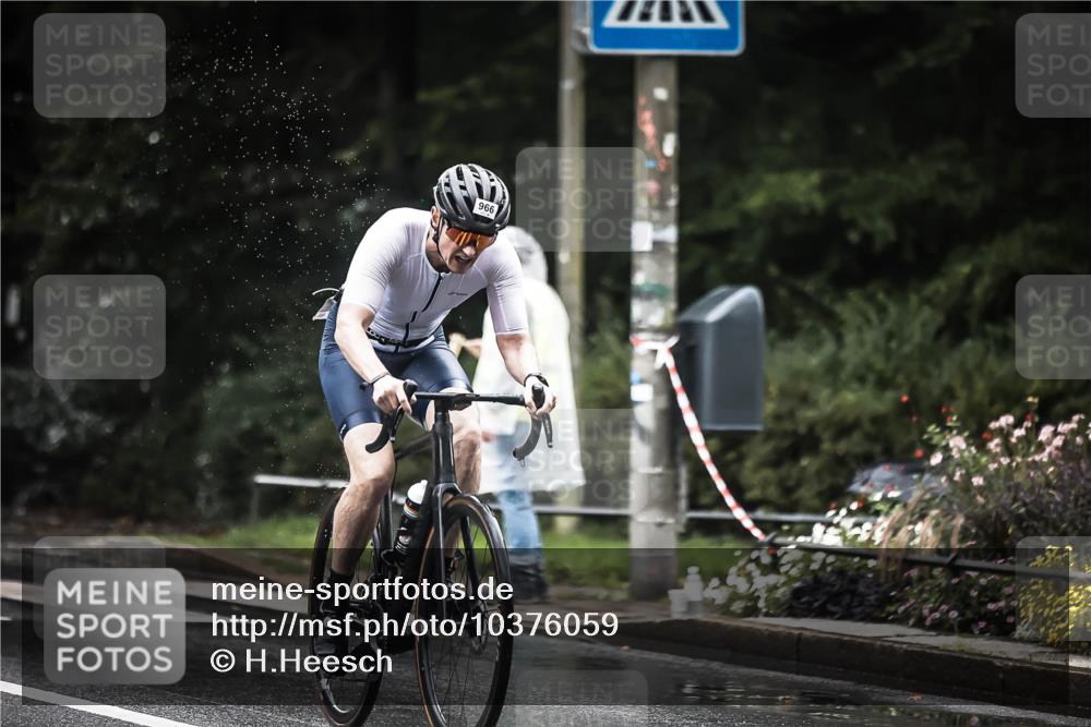 13.09.2026 - Stadtparktriathlon H.Heesch http://msf.ph/oto/10376059 13.09.2026 12:15:35 Radfahren 832, 966, 1011 meine-sportfotos.de