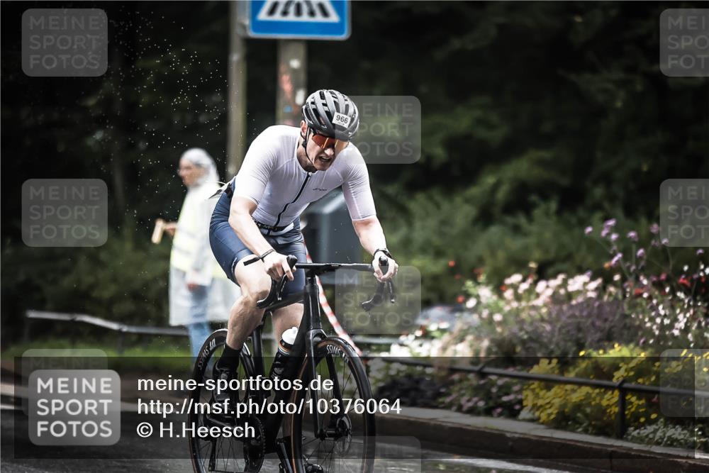 13.09.2026 - Stadtparktriathlon H.Heesch http://msf.ph/oto/10376064 13.09.2026 12:15:35 Radfahren 832, 966, 1011 meine-sportfotos.de