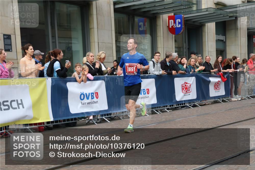 13.09.2026 - 21. swb-Marathon Bremen Strokosch-Dieckow http://msf.ph/oto/10376120 13.09.2026 12:29:32 Ziel 821, 821, 1651 meine-sportfotos.de