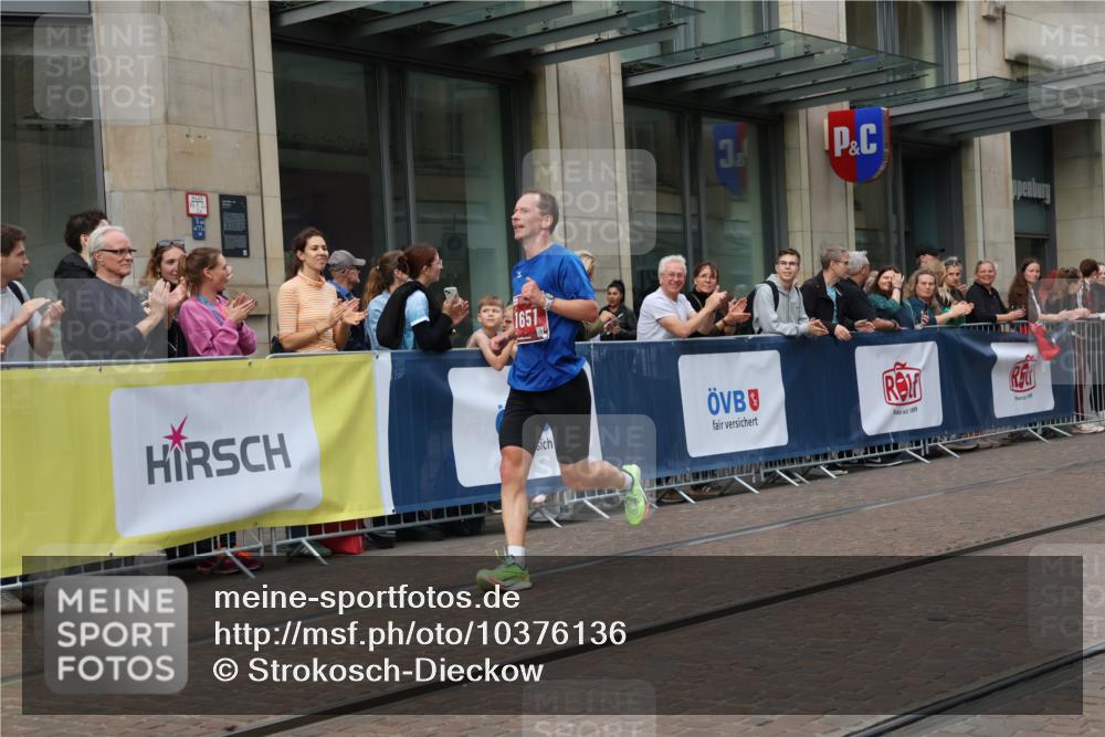 13.09.2026 - 21. swb-Marathon Bremen Strokosch-Dieckow http://msf.ph/oto/10376136 13.09.2026 12:29:32 Ziel 821, 821, 1651 meine-sportfotos.de