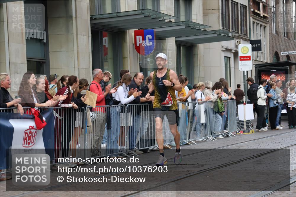 13.09.2026 - 21. swb-Marathon Bremen Strokosch-Dieckow http://msf.ph/oto/10376203 13.09.2026 12:29:48 Ziel 821 meine-sportfotos.de