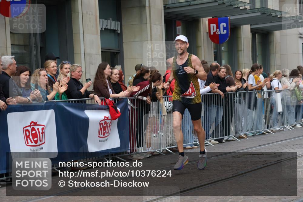 13.09.2026 - 21. swb-Marathon Bremen Strokosch-Dieckow http://msf.ph/oto/10376224 13.09.2026 12:29:49 Ziel 821 meine-sportfotos.de