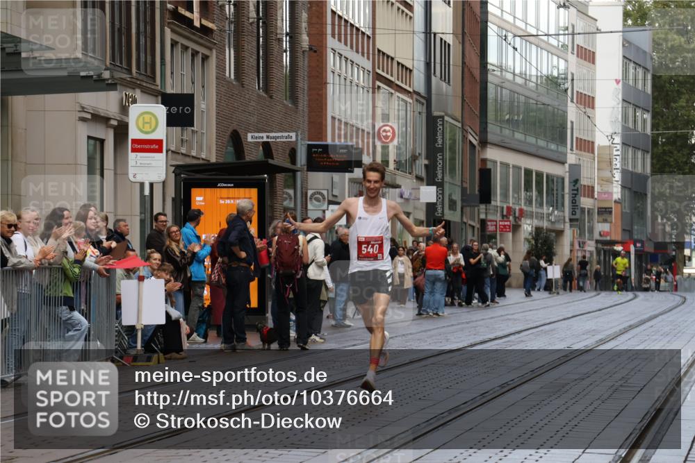 13.09.2026 - 21. swb-Marathon Bremen Strokosch-Dieckow http://msf.ph/oto/10376664 13.09.2026 12:32:36 Ziel 822, 540 meine-sportfotos.de