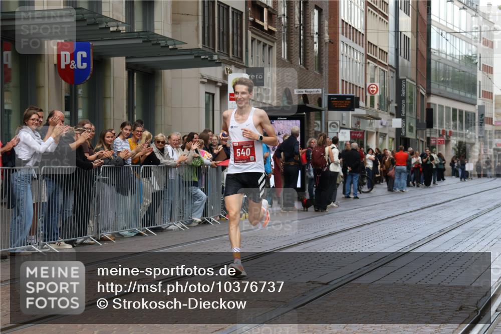 13.09.2026 - 21. swb-Marathon Bremen Strokosch-Dieckow http://msf.ph/oto/10376737 13.09.2026 12:32:38 Ziel 822, 540 meine-sportfotos.de