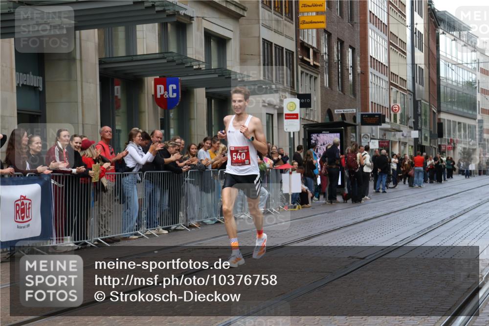 13.09.2026 - 21. swb-Marathon Bremen Strokosch-Dieckow http://msf.ph/oto/10376758 13.09.2026 12:32:38 Ziel 822, 540 meine-sportfotos.de