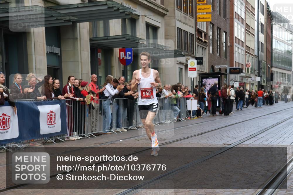13.09.2026 - 21. swb-Marathon Bremen Strokosch-Dieckow http://msf.ph/oto/10376776 13.09.2026 12:32:39 Ziel 822, 540 meine-sportfotos.de