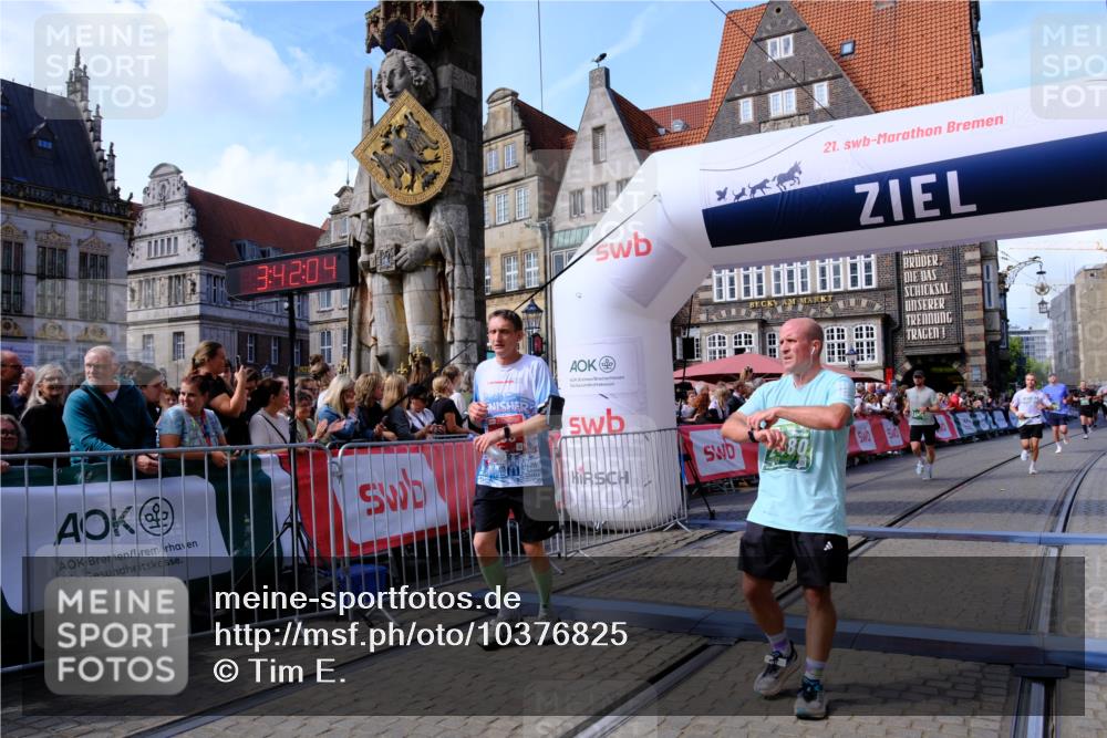 13.09.2026 - 21. swb-Marathon Bremen Tim E. http://msf.ph/oto/10376825 13.09.2026 13:12:53 Ziel 899, 1517, 2362, 2480, 3054, 3988, 4560, 4879, 5416, 6796, 9775, 9803, 13106 meine-sportfotos.de