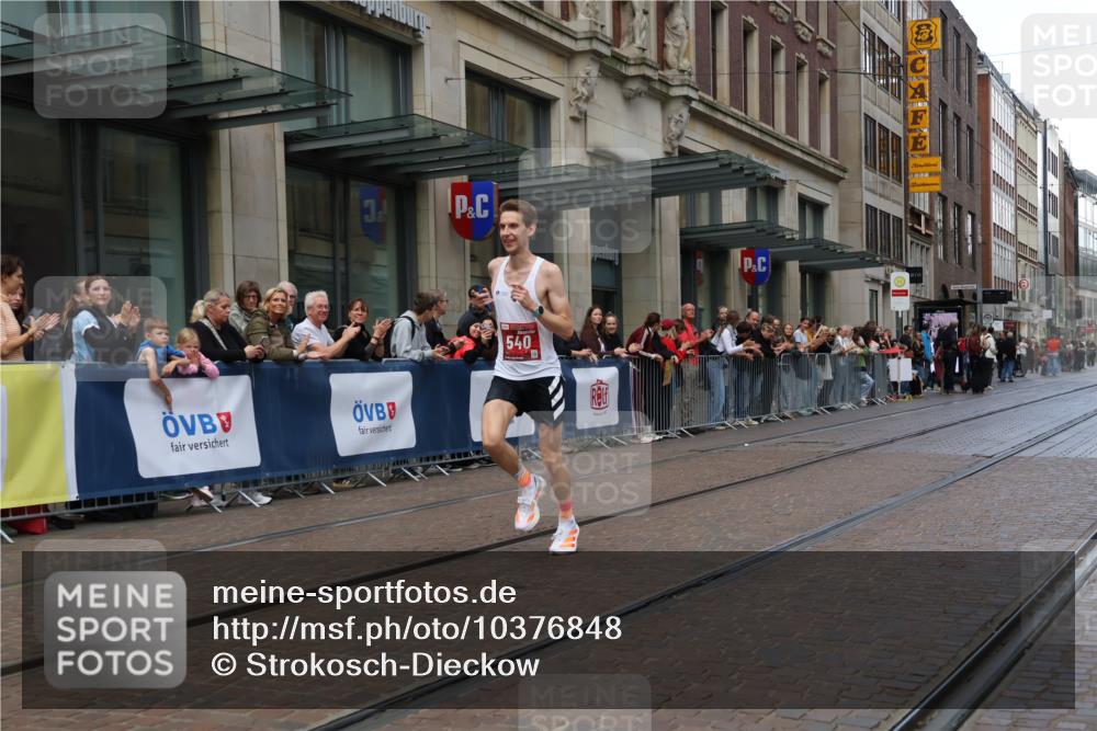 13.09.2026 - 21. swb-Marathon Bremen Strokosch-Dieckow http://msf.ph/oto/10376848 13.09.2026 12:32:40 Ziel 822, 540 meine-sportfotos.de