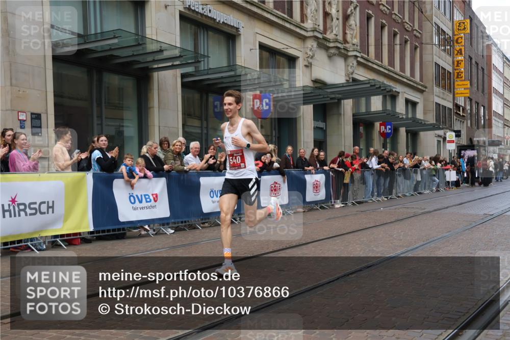 13.09.2026 - 21. swb-Marathon Bremen Strokosch-Dieckow http://msf.ph/oto/10376866 13.09.2026 12:32:40 Ziel 822, 540 meine-sportfotos.de