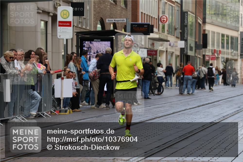 13.09.2026 - 21. swb-Marathon Bremen Strokosch-Dieckow http://msf.ph/oto/10376904 13.09.2026 12:33:02 Ziel 822 meine-sportfotos.de