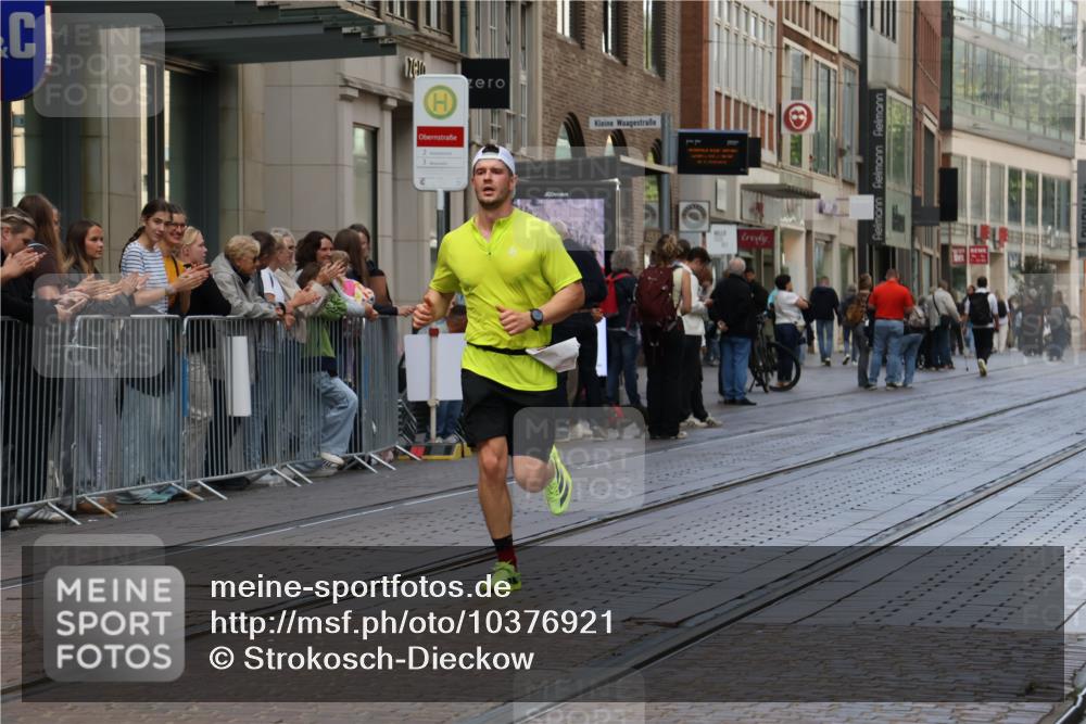13.09.2026 - 21. swb-Marathon Bremen Strokosch-Dieckow http://msf.ph/oto/10376921 13.09.2026 12:33:03 Ziel 822 meine-sportfotos.de