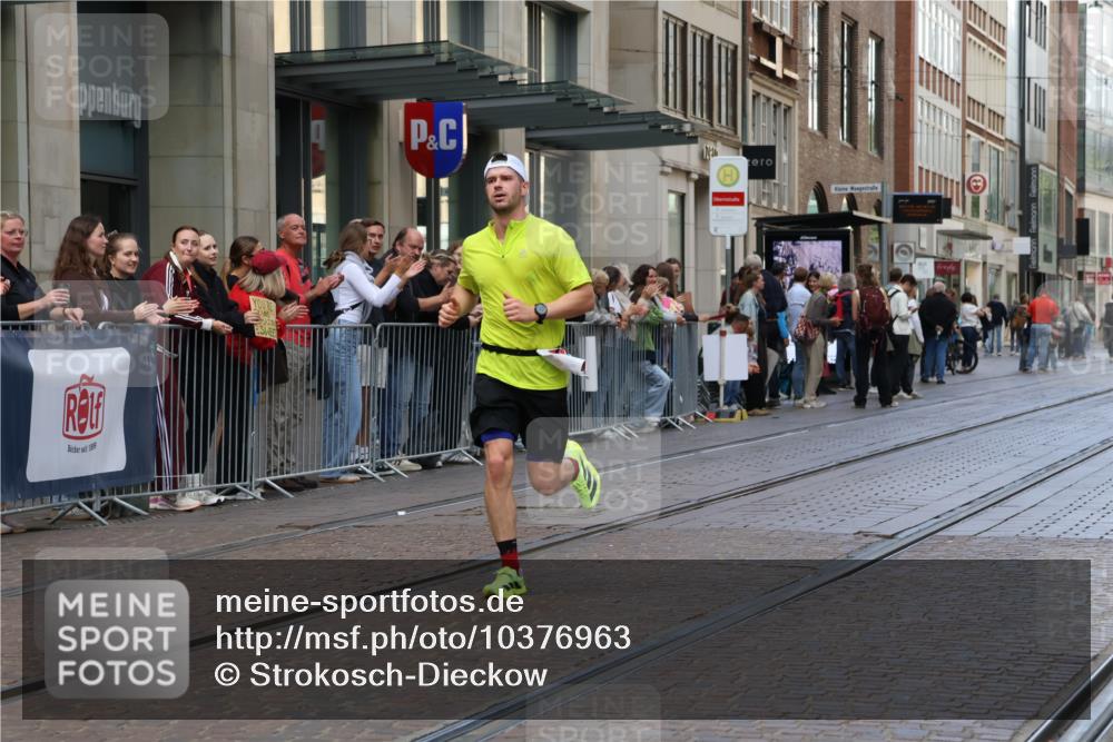 13.09.2026 - 21. swb-Marathon Bremen Strokosch-Dieckow http://msf.ph/oto/10376963 13.09.2026 12:33:04 Ziel 822 meine-sportfotos.de