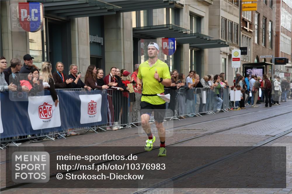 13.09.2026 - 21. swb-Marathon Bremen Strokosch-Dieckow http://msf.ph/oto/10376983 13.09.2026 12:33:05 Ziel 822 meine-sportfotos.de