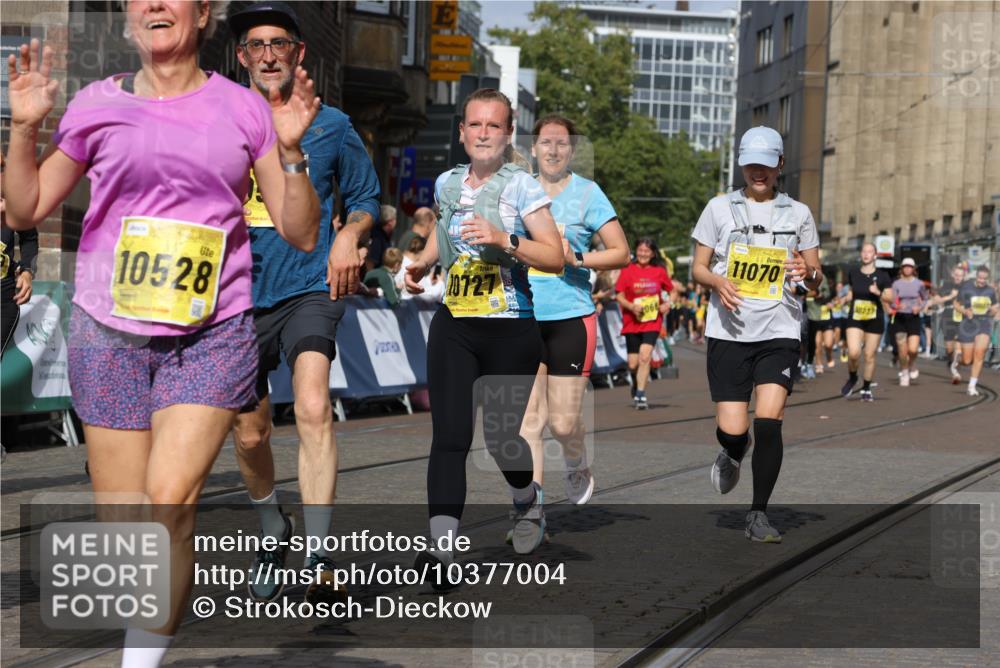 13.09.2026 - 21. swb-Marathon Bremen Strokosch-Dieckow http://msf.ph/oto/10377004 13.09.2026 11:03:18 Ziel 10185, 10296, 10528, 10598, 10633, 10715, 10731, 10954, 10955, 11095, 11107, 11313, 11564, 11697, 11719, 11730, 11785, 11836, 12071, 12214, 12247, 12421, 12432, 12448, 12465, 12483, 10092, 10187, 10309, 10420, 10902, 10904, 11211, 11411, 11598, 11655, 11746, 11773, 12184, 12185, 12611 meine-sportfotos.de
